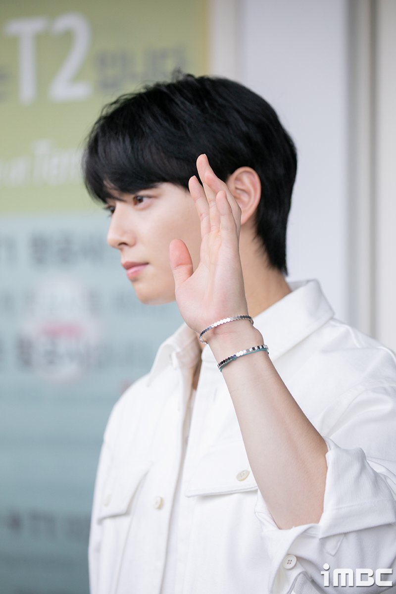becausecha's tweet photo. 참 울 은우 원래 전설의 흰티남이었지!!
출장가는 길에 휘리릭 보다가 ~ 너무 예뻐서
더 찾아보구 있다 ��ㅋㅋ 이제 그만!!
 바쁘다아 😂 
좀 쉬면서 즐기다 오면 좋겠네☺️ https://t.co/5LAtvtUMRW