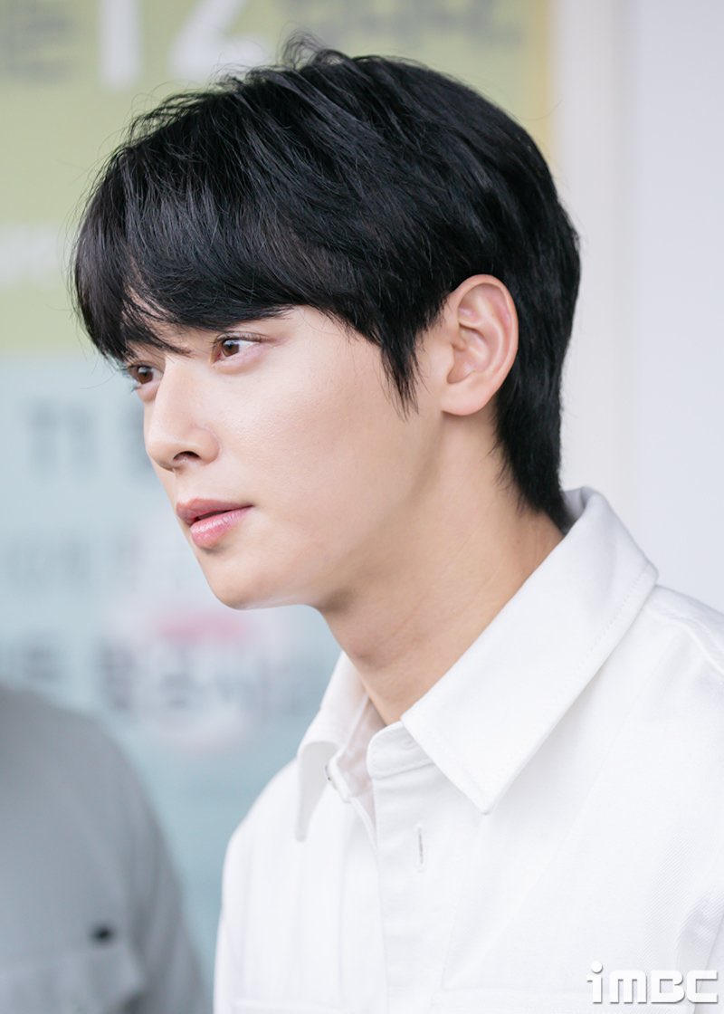 becausecha's tweet photo. 참 울 은우 원래 전설의 흰티남이었지!!
출장가는 길에 휘리릭 보다가 ~ 너무 예뻐서
더 찾아보구 있다 ��ㅋㅋ 이제 그만!!
 바쁘다아 😂 
좀 쉬면서 즐기다 오면 좋겠네☺️ https://t.co/5LAtvtUMRW