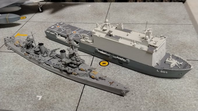 オランダ揚陸艦ヨハン・デ・ウィットとソルトレイクシティ来た。関税付きで。 