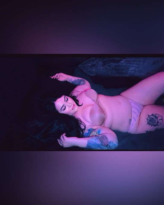 Do my bra and panties look good together? https://t.co/UK63w1qhs8