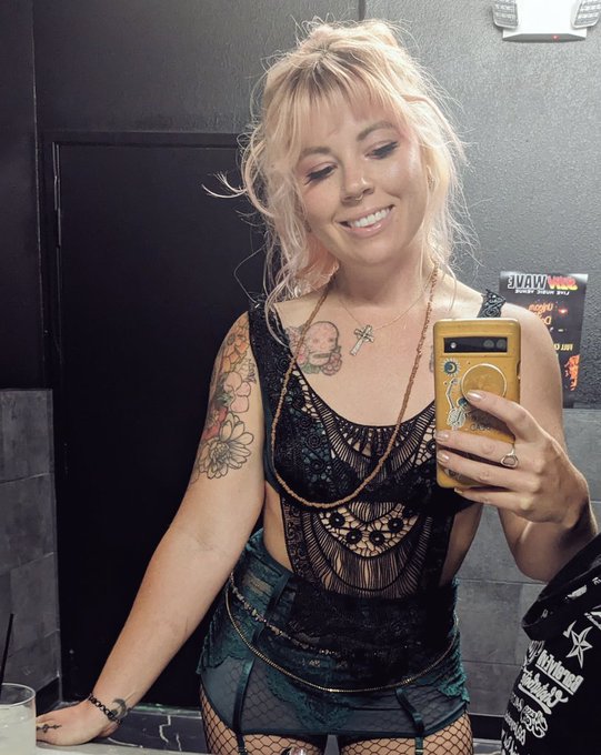 Bathroom selfie/ red carpet look! https://t.co/1lYQklFQA8