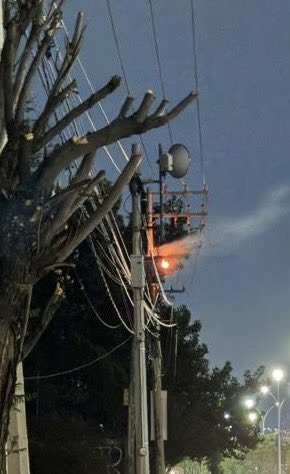 Dan47115732's tweet photo. @CFE_Contigo @CFEmx Se levantó el reporte y aparece marcado como atendido, pero no lo hicieron. Ahora el transformador ya reventó y se está quemando, vaya el servicio de 1er nivel que tiene y al volver a reportarlo, dicen que la atención es de 1 a 10 hrs, que buen chiste. https://t.co/RlxycCsE3i