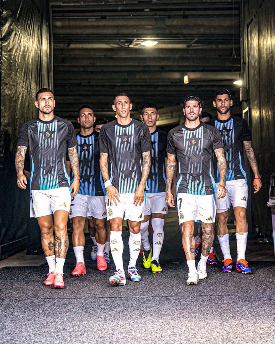 WeAreMessi's tweet photo. This photo is so HARD!! https://t.co/TMHHQLVix2