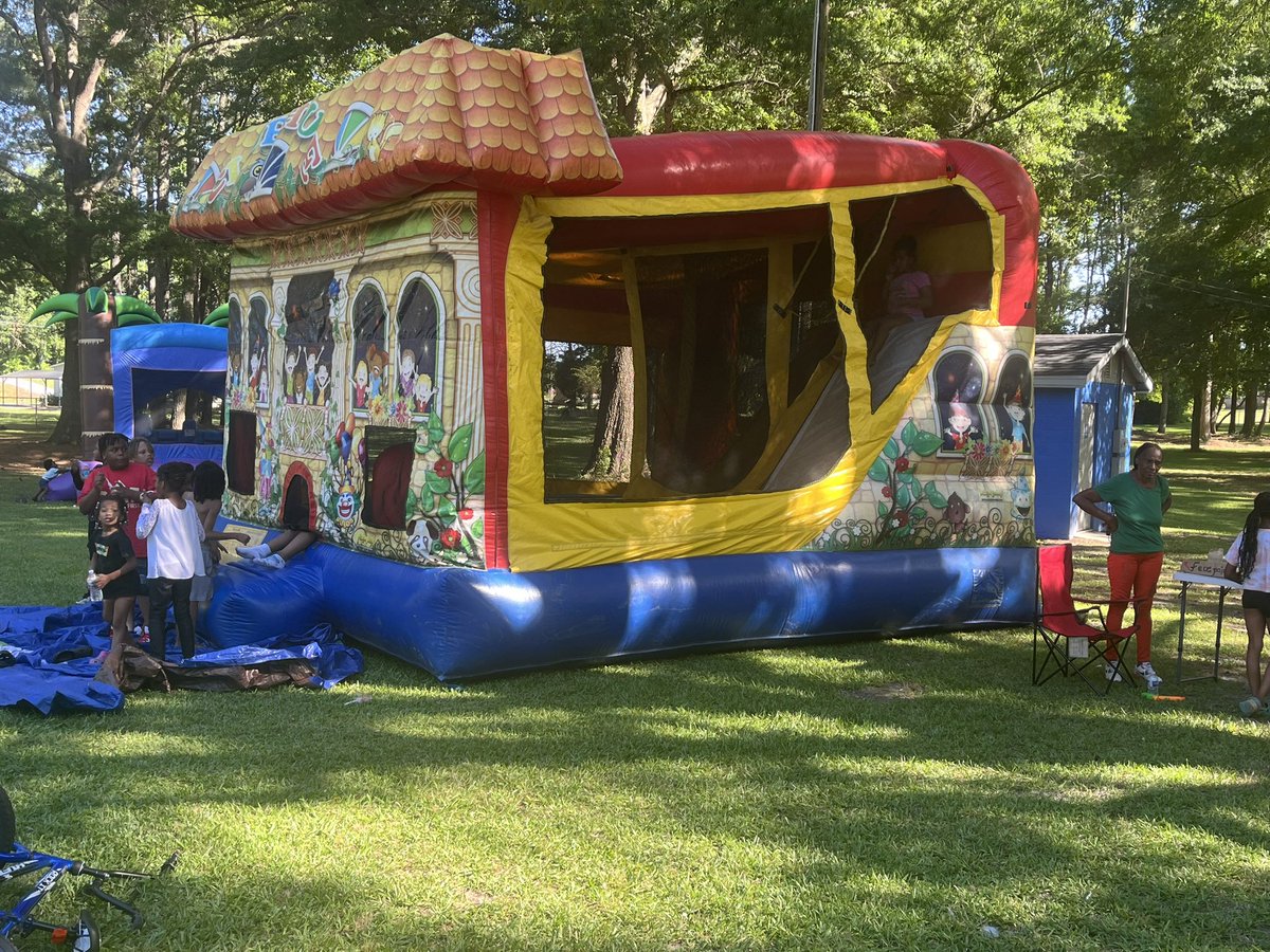 MrRDPierce's tweet photo. Congratulations to my fraternity brother Antonio T. Squire & his friends for organizing Saturday’s Block Party/Community Day in his hometown of Garysburg! It was beautiful! Like Bro. Squire said, “GOD DID IT!”
#Garysburg #CommunityEvent #blockparty #northamptoncounty #NC27 https://t.co/ay1z1y2fSn