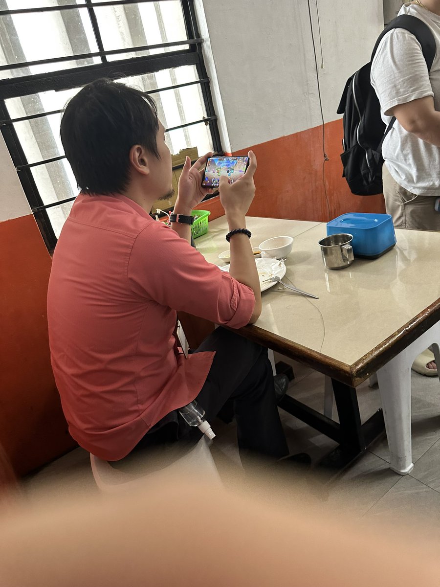 asistioissa's tweet photo. Grabe, may pila na, tapos ka na kumain pero nakuha mo pang maglaro. Be mindful naman sana sa mga nakapila at gusto din makakain. 😥 30 mins ka ng naglalaro nalang 👎🏼👎🏼👎🏼 https://t.co/szFQodmRjS