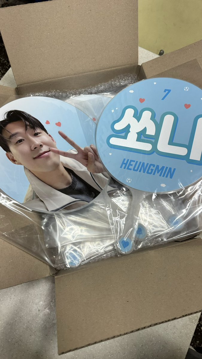 eksl98's tweet photo. 부채가 왔어요!! 생각보다 너무 커��� 당황 .. 이쁘군뇨🩷 https://t.co/Vh60eKUBBm