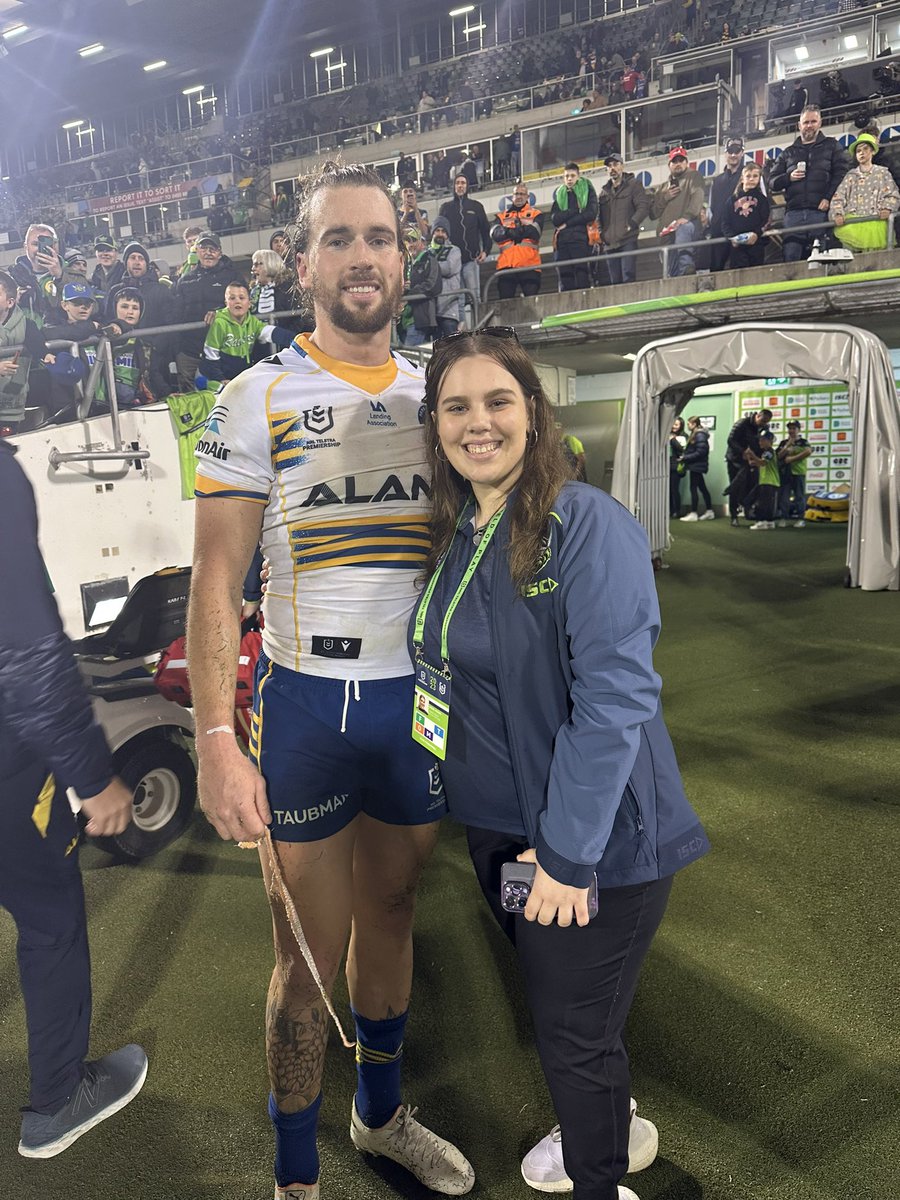 ashleemcinnes's tweet photo. Happy #GUTHO200 day!! 💙💛@AshleesMum https://t.co/ImjeeIvSeT