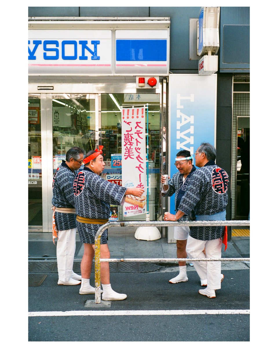 LensShutter's tweet image. Friendship 

📷 Leica M-A
🎞️ Fujifilm Superia Premium 
📍Tokyo