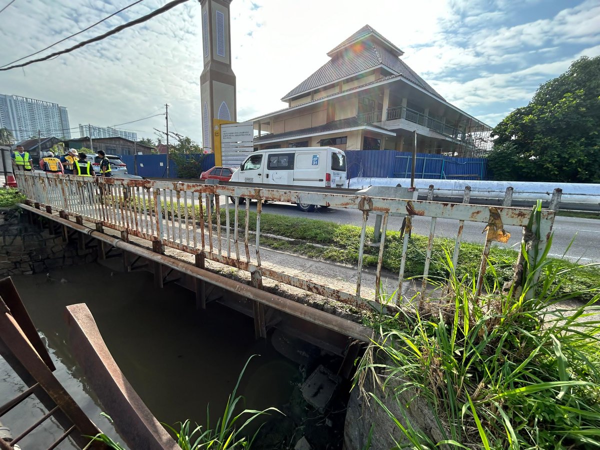 BKF_CJ's tweet photo. 05.06.2024 Pemeriksaan Forensik Terhadap Jambatan Kampung Bertam Seksyen 2.9, Jalan Permatang Pauh (FT3111), Seberang Perai Tengah, Pulau Pinang
@IPJKR_Official 
@CawJalanJKR 
@IEsa2018 
@JKRPulauPinang
@JkrSeb https://t.co/i9Tk3Yd7X9