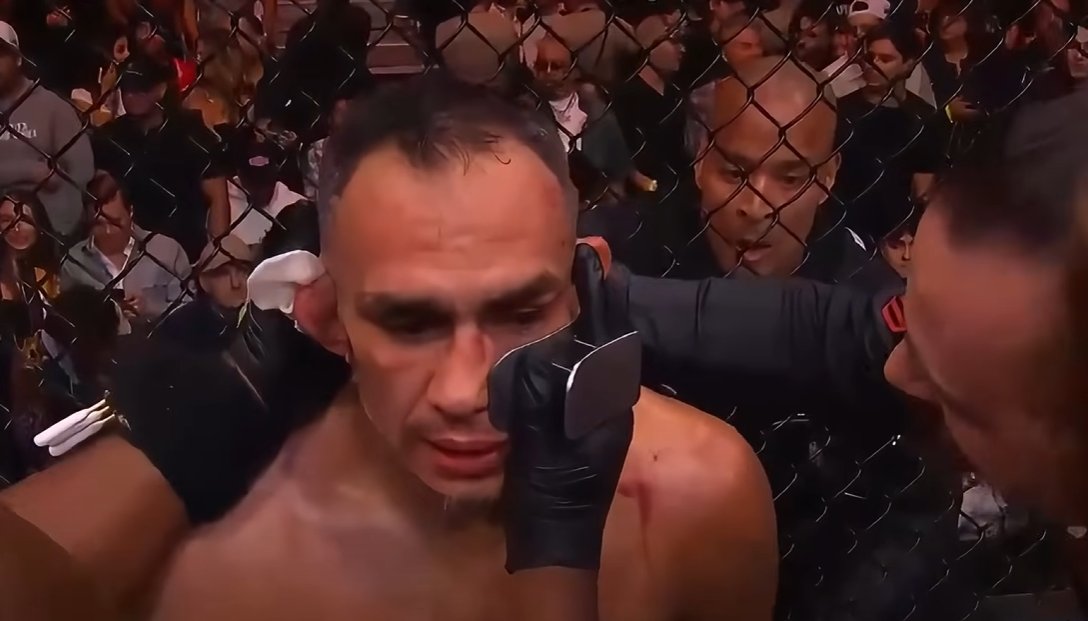 one of the funniest frames of all of UFC, goggins like damn maybe he needs more than my training lmao