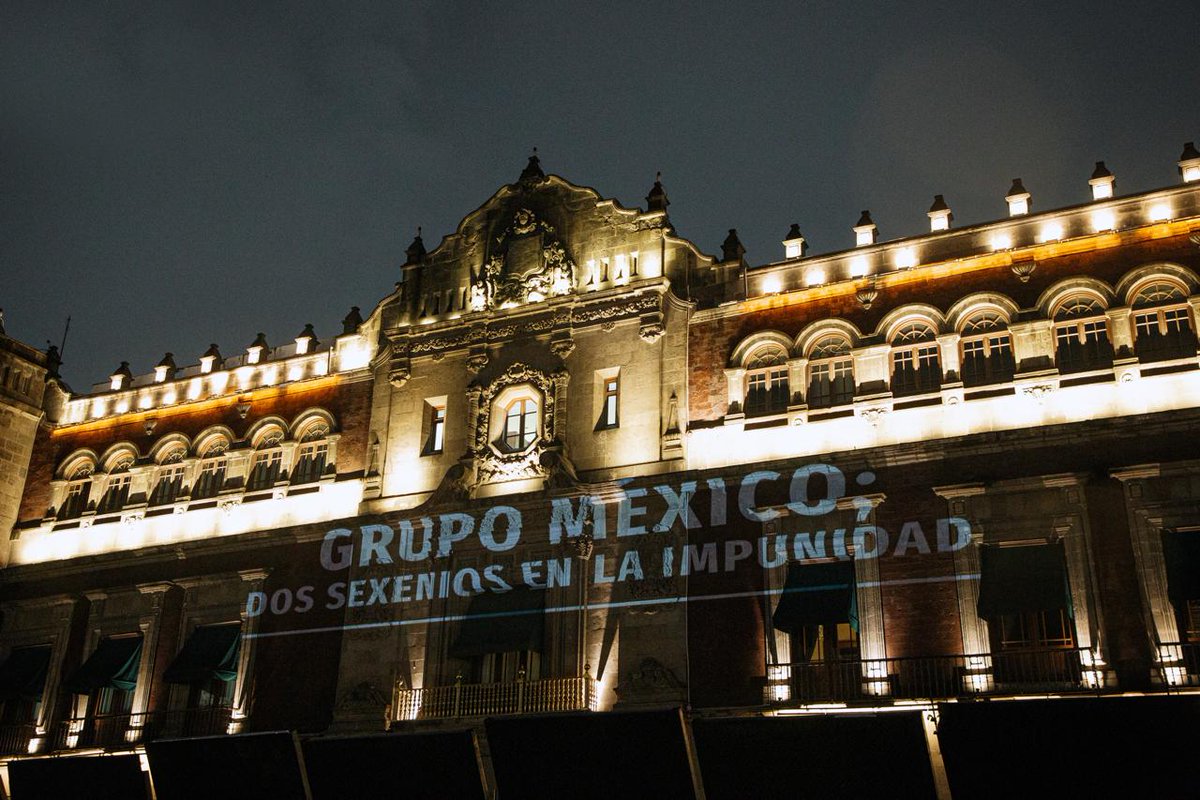 CuencaRioSonora's tweet photo. Hoy, con mensajes en la fachada de Palacio Nacional, alzamos la voz una vez más:  la impunidad que #GrupoMéxico ha tenido durante dos sexenios debe parar.

Le pedimos @Claudiashein  que no olvide al Río Sonora. https://t.co/fQe1gWOYxP
