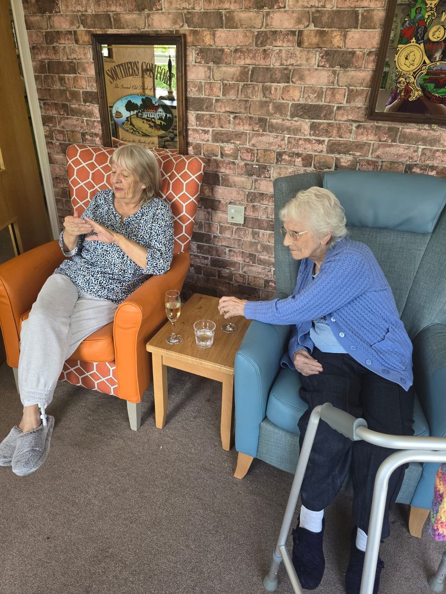 Enjoying our drink or two in our pub ❤️👏 #fridaygettogether #happy