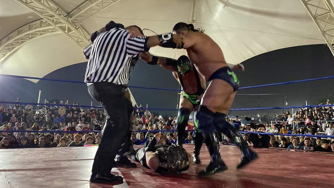 LaTijeraLucha's tweet photo. La lucha súper estelar de #PromocionesDuvandi y #MuchaLuchaChimal en el #RecintoFerialChimalhuacan hace explotar a la afición quien se dividió entre ambos bandos, donde el trío de @WagnerJrOficial, #MonstherClown y #DiosDelInframundo vencen a #Cibernetico @ElTexanoJr y #SuperNova https://t.co/41iTwL8Ngq