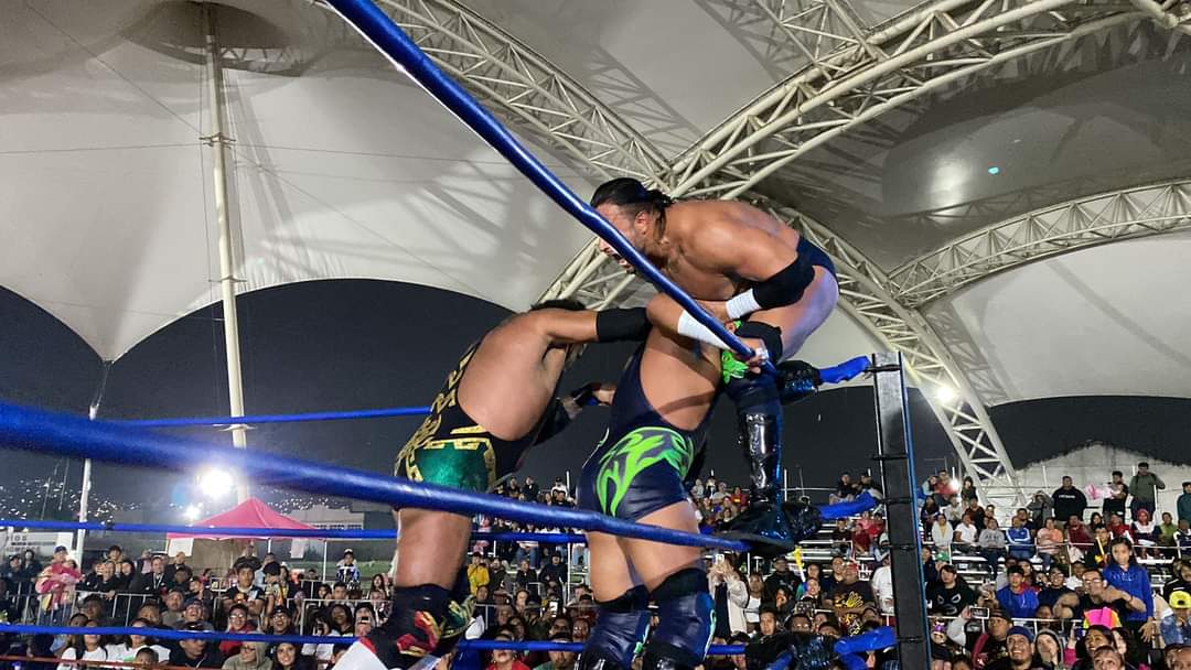 LaTijeraLucha's tweet photo. La lucha súper estelar de #PromocionesDuvandi y #MuchaLuchaChimal en el #RecintoFerialChimalhuacan hace explotar a la afición quien se dividió entre ambos bandos, donde el trío de @WagnerJrOficial, #MonstherClown y #DiosDelInframundo vencen a #Cibernetico @ElTexanoJr y #SuperNova https://t.co/41iTwL8Ngq