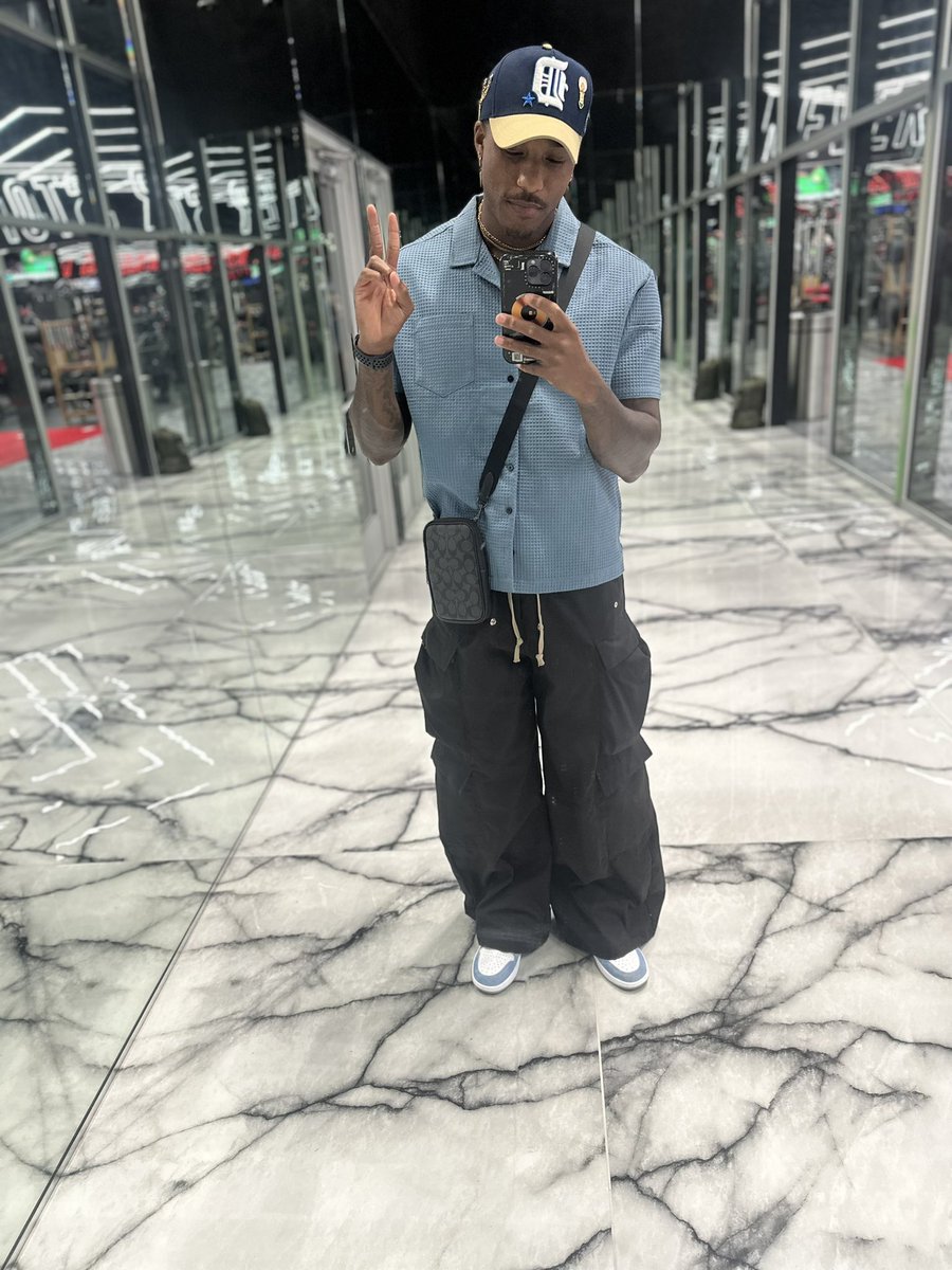 ThereAjGo's tweet photo. MIRROR MIRROR ON THE WALL WHO’S THE FLYEST OF THEM ALL🔥 https://t.co/dyreraa3Ce