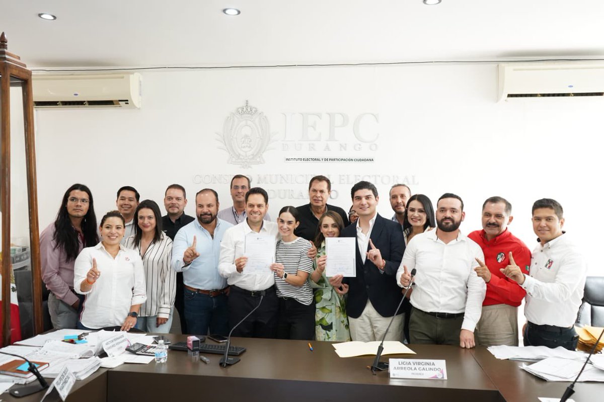 AlejandroFdelaP's tweet photo. El candidato más votado por la coalición #FuerzaYCorazónPorDurango, @AMojicaNarvaez, recibió constancia de mayoría que lo acredita como diputado local electo al Distrito 1.

Aseguró que asume con gran responsabilidad este doble compromiso con la ciudadanía.

“Agradezco a las familias del distrito 1 local por su confianza en esta reelección, vamos a trabajar juntos, pues su futuro es aquí y ahora. Después de ahora, nos les voy a fallar”, mencionó.