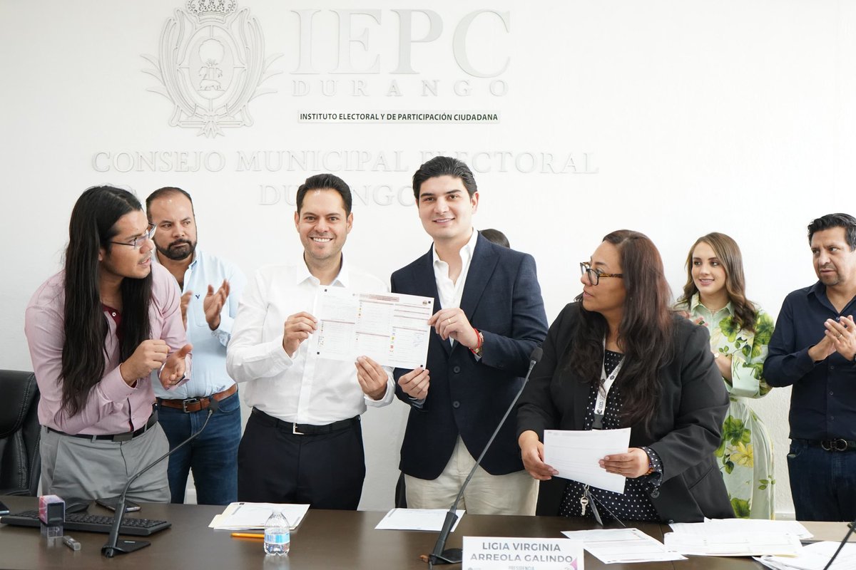 AlejandroFdelaP's tweet photo. El candidato más votado por la coalición #FuerzaYCorazónPorDurango, @AMojicaNarvaez, recibió constancia de mayoría que lo acredita como diputado local electo al Distrito 1.

Aseguró que asume con gran responsabilidad este doble compromiso con la ciudadanía.

“Agradezco a las familias del distrito 1 local por su confianza en esta reelección, vamos a trabajar juntos, pues su futuro es aquí y ahora. Después de ahora, nos les voy a fallar”, mencionó.