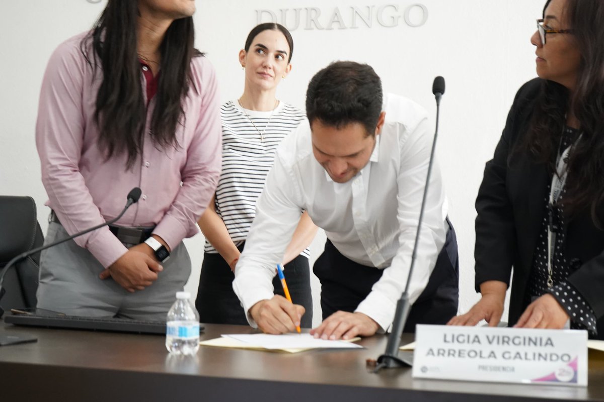 AlejandroFdelaP's tweet photo. El candidato más votado por la coalición #FuerzaYCorazónPorDurango, @AMojicaNarvaez, recibió constancia de mayoría que lo acredita como diputado local electo al Distrito 1.

Aseguró que asume con gran responsabilidad este doble compromiso con la ciudadanía.

“Agradezco a las familias del distrito 1 local por su confianza en esta reelección, vamos a trabajar juntos, pues su futuro es aquí y ahora. Después de ahora, nos les voy a fallar”, mencionó.