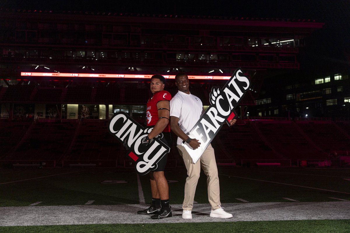DerrickSimm2025's tweet photo. Thanks @GoBearcatsFB for my amazing official visit this weekend and to all the staff who helped me throughout. Had a great time! #ov 
@TheGuruStew @CoachSattUC @ZachGrantUC @TysonVeidt @Coach_Cass https://t.co/jAGaOFsmde