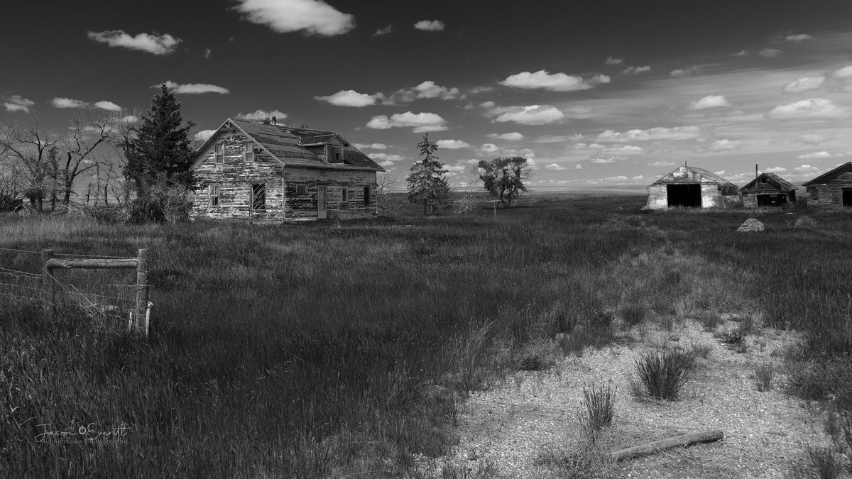 Prairie_Yukoner's tweet photo. Silence now prevails where once the sounds of hopes, dreams and fears filled the air. #ifthesewallscouldtalk #prairiehistory #ethicalphotography #saskatchewanphotographer https://t.co/soldzXyq8l