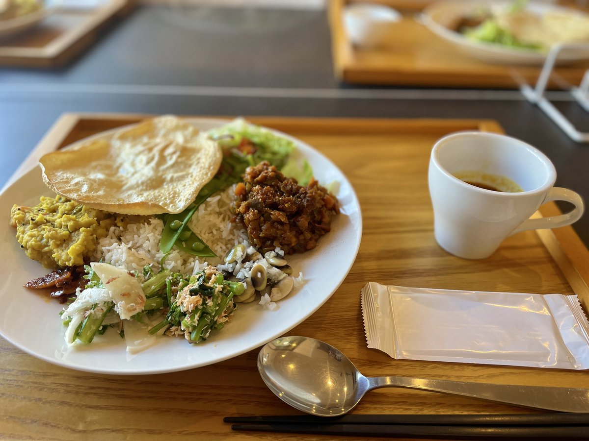 SPICEOGHA's tweet photo. 6/8ワンデーでした！
今回はお肉使わず野菜たっぷりで😆
ダルスープ
ラッサム
カボチャとトマトのベジカレー
カブとワサビ菜のサンボル
つぼみ菜のサンボル
鞍掛豆のカチュンバル
まめくらサラダ
ポピーシードケーキ
梅ソーダ

次回は8月です。
確か8/23だったか、、？
ちゃんと確認して告知します😅 https://t.co/FgHSdWIcY4