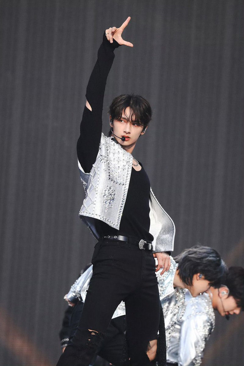ashhrt208's tweet photo. 생일을 축하해요.당신을 만나면 내 세상이 밝아집니다.당신의 존재가 내가 살아가는 이유입니다.나는 항상 무대 위에서 빛나고 있는 당신을 응원합니다.

#Happy_JUN_Day
#JUN #준
#SEVENTEEN #세븐틴
#JUNmeowDAY @pledis_17 https://t.co/a0JldPoilz