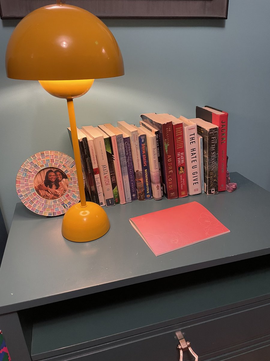 mrserinjewell's tweet photo. Went to @MeowWolfGvine today—amazing! Of course, one of my favorite parts was seeing an excellent selection of books in on of the rooms. @angiecthomas @Nnedi and Dark Matter?!? The person curating this collection knows what they are doing.
#Librarian #RealUnreal https://t.co/w0JcvYp7ms