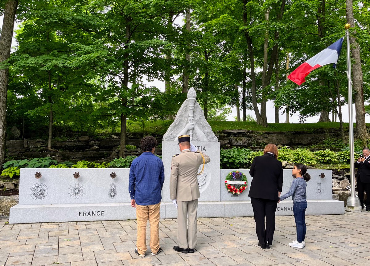 LucilleCollard's tweet photo. Nous commémorons le 80e anniversaire du Jour J #6juin. J'ai rejoint l'association Monument AMICITIA France-Canada pour une cérémonie commémorative.
Nous honorons la bravoure de ceux qui ont débarqué sur les plages de Normandie et de nombreux autres qui ont perdu la vie. #JourJ80 https://t.co/3ePe4lJZnL