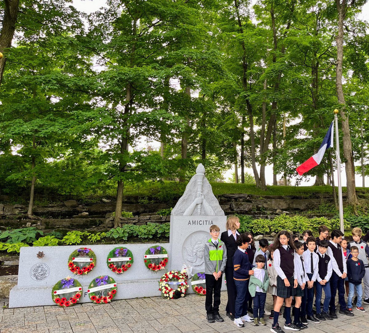 LucilleCollard's tweet photo. Nous commémorons le 80e anniversaire du Jour J #6juin. J'ai rejoint l'association Monument AMICITIA France-Canada pour une cérémonie commémorative.
Nous honorons la bravoure de ceux qui ont débarqué sur les plages de Normandie et de nombreux autres qui ont perdu la vie. #JourJ80 https://t.co/3ePe4lJZnL