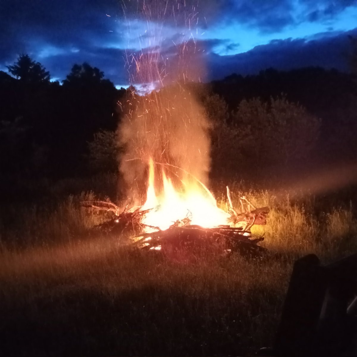 HillSimple's tweet photo. Summer is for bonfires #nofilter #rawimage https://t.co/lIZLgbmf3t