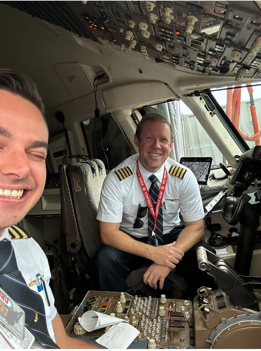 FlyinSPS's tweet photo. Just the boys, about to go fly in their toy! #avgeeks #pilots #airlines #airlinepilots #flying #preflight #Newark #NewJersey #Houston #Texas https://t.co/a4zp6YDFBm