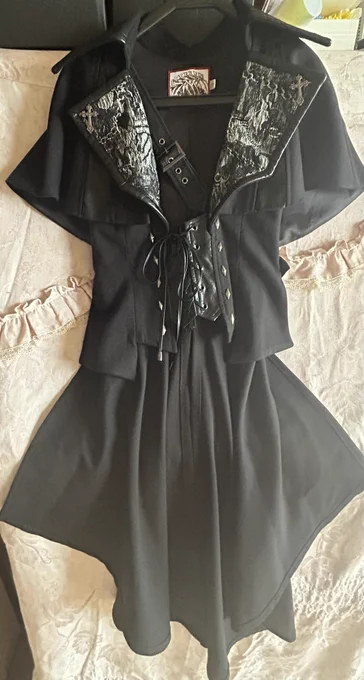 今お譲り準備してるのはこれとこれ 前者はLilith HouseのWYRM BREATHシリーズ たしか13000円くらい海外からの輸入だから去年の1月くらいに予約して去年のハロウィンに着ようとしてたんだけどきいて昨日届いた笑う← 予定をすぎまくってしまったから着る予定ないです8000円くらいでお譲りできたらいいな