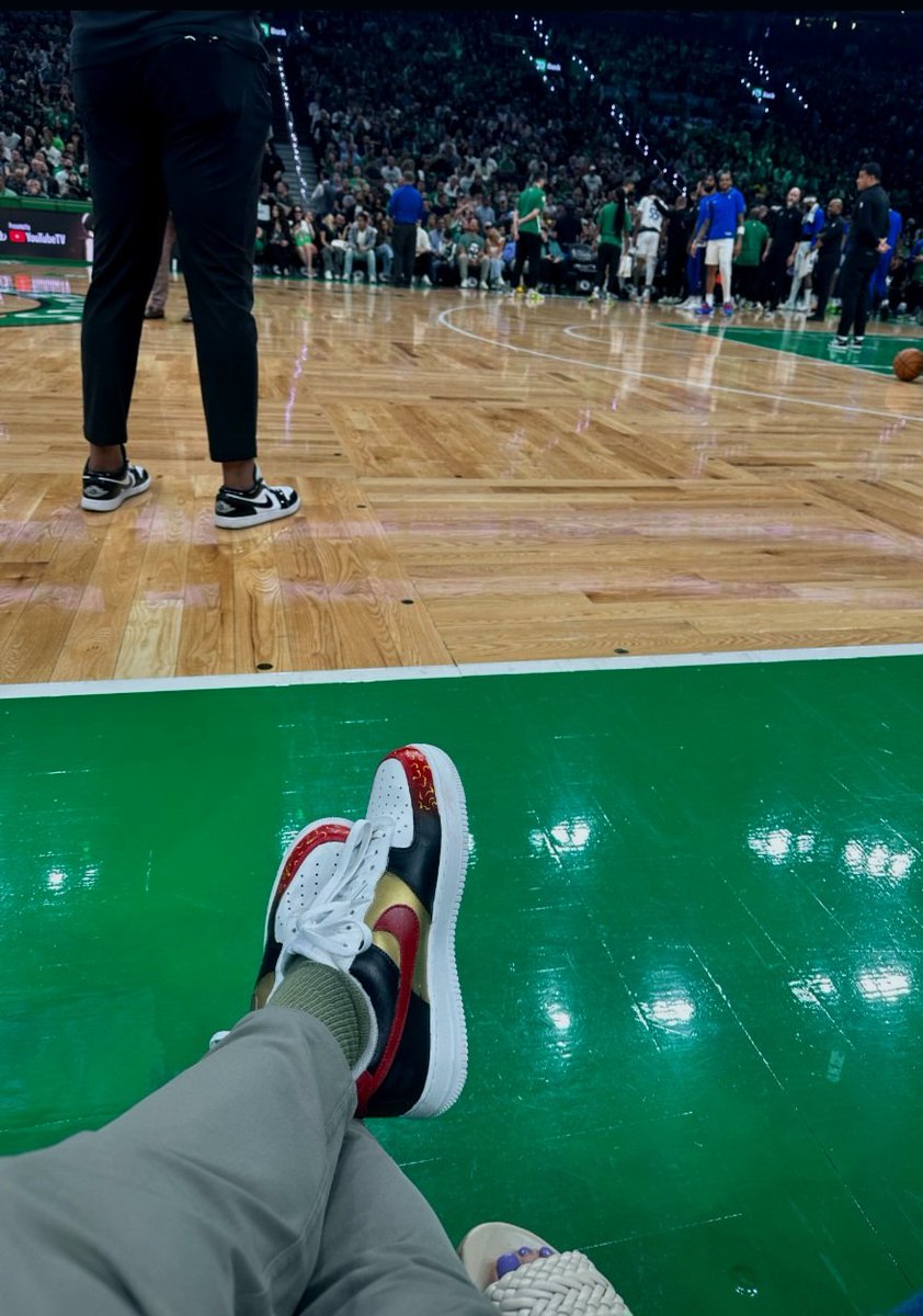 KowloonSaugus's tweet photo. Ace Ticket owner Jim Holzman rocking Kowloon Sneakers courtside @NBA Finals Game 2 @tdgarden !
#KowloonRestaurant 
#AceTickets
#KowloonSneakers https://t.co/XZxl4LE8KS