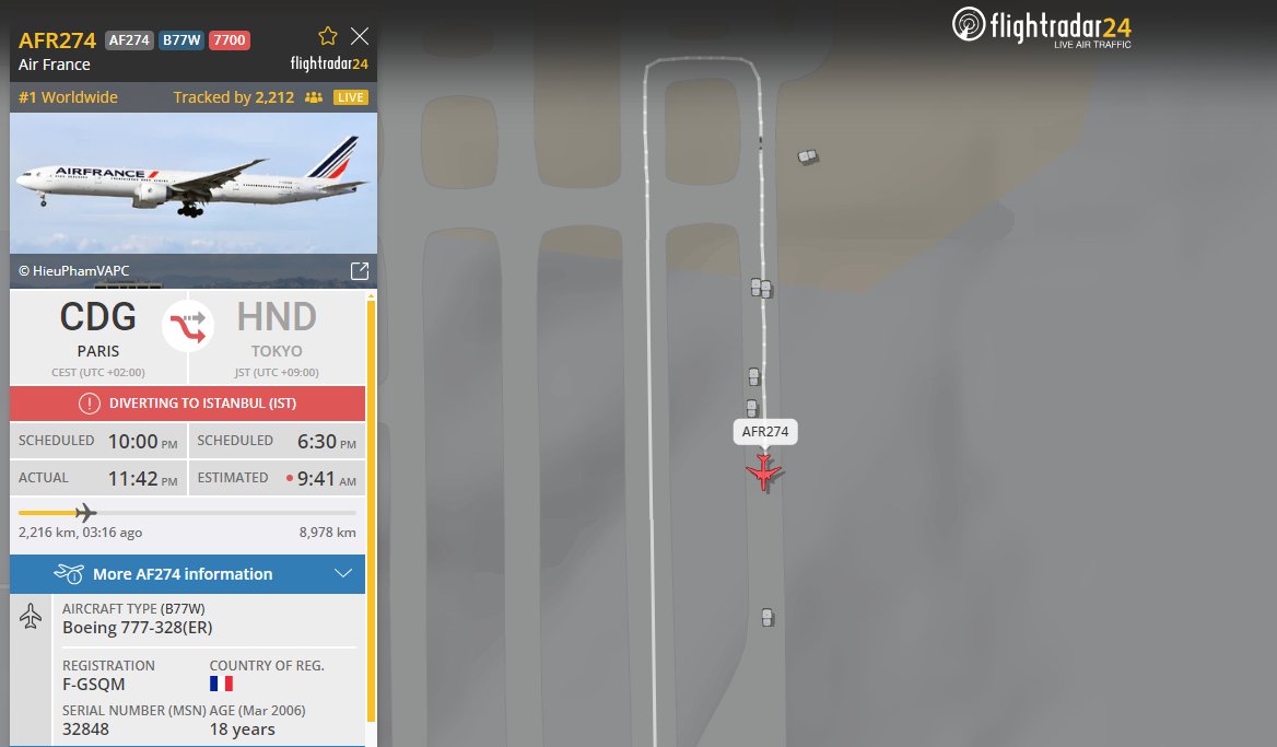 Emergenza24's tweet photo. 🟢UPDATE [10.06-03:00] #aeroporto di #Istanbul #Airport #IST 
Non è ancora chiaro cosa abbia causato l'atterraggio in EMERGENZA GENERICA 7700 
#aereo Boeing 777-328(ER) #AirFrance volo #AFR274 #AF274 #B77W decollato da #Parigi #Paris #CGD e diretto a #Tokyo #HND 
Ora sta procedendo lentamente in pista con il seguito di alcuni mezzi di supporto e soccorso.
#emergenza7700 #squawk7700
Informazioni: https://t.co/w6SqRagCR0