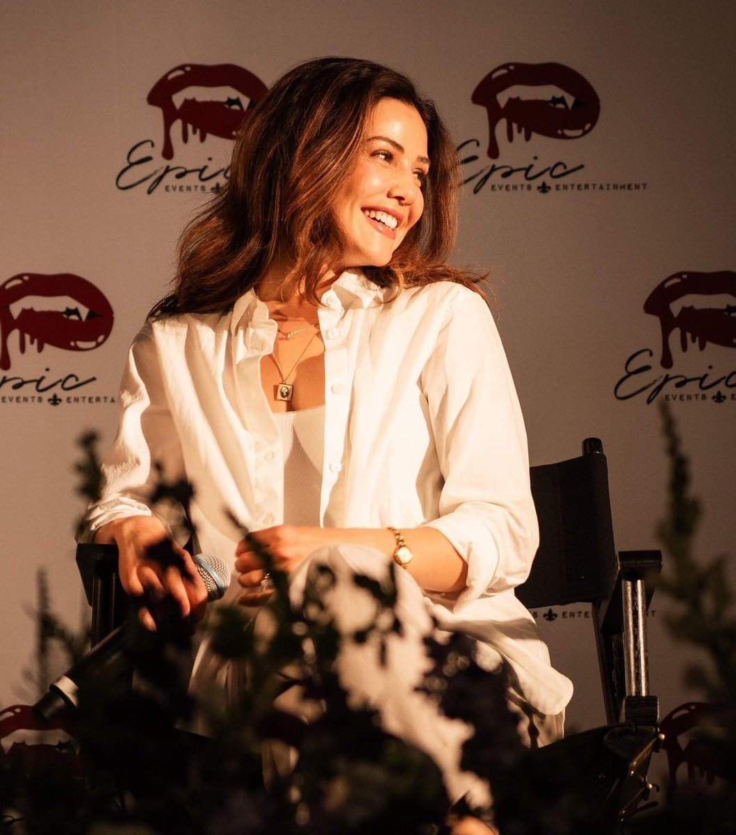 📸 #daniellecampbell at the @epiccons via @adrisevents