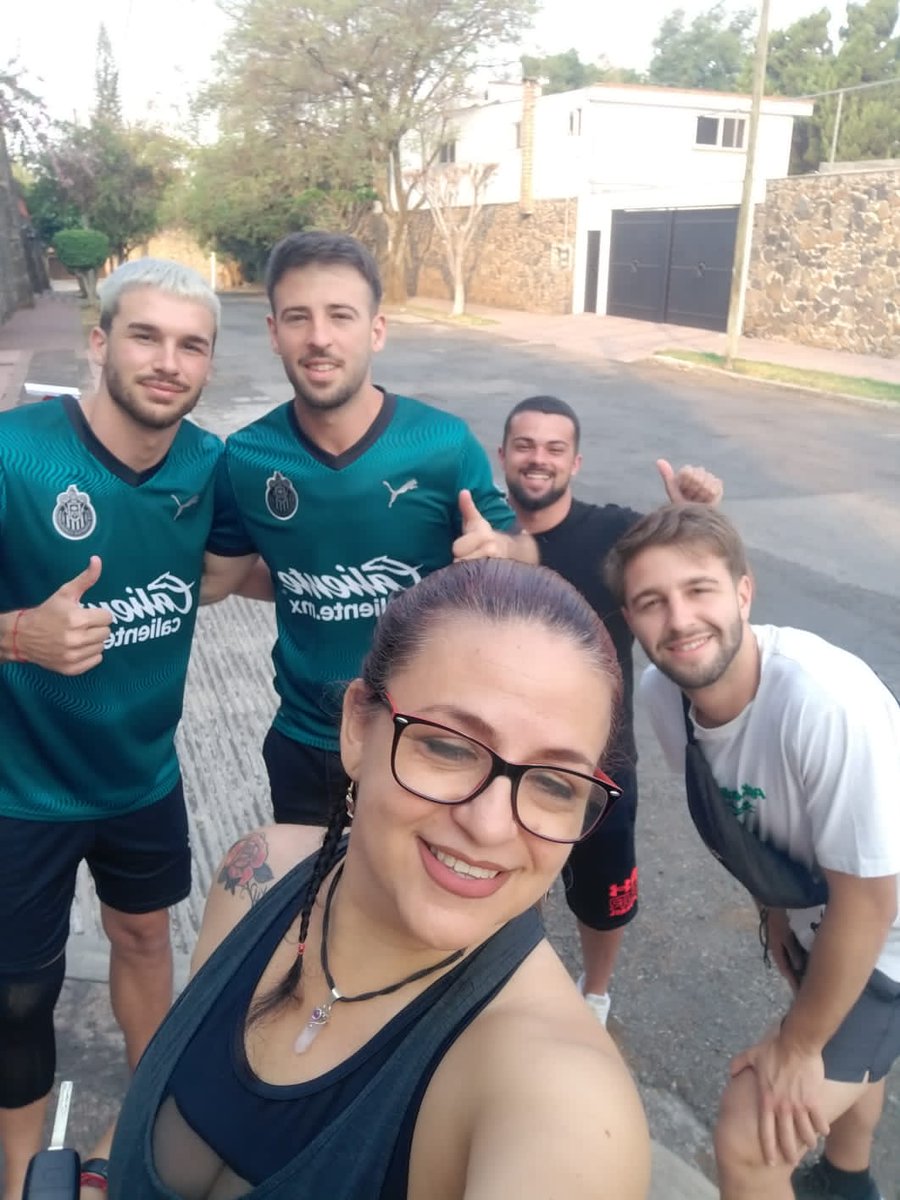 Karlacardo's tweet photo. ¡Los vecinos! La próxima los llevamos a Cancún, ¿No, @Hector498Sand ? @Aaronrv22_ @Jandromegi @Mini_Bartu @ivanlopezcoca @lasha7labadze @jorgeimolina01 @ivanlopezcoca @Jancocaa https://t.co/GlVkM3LIvC