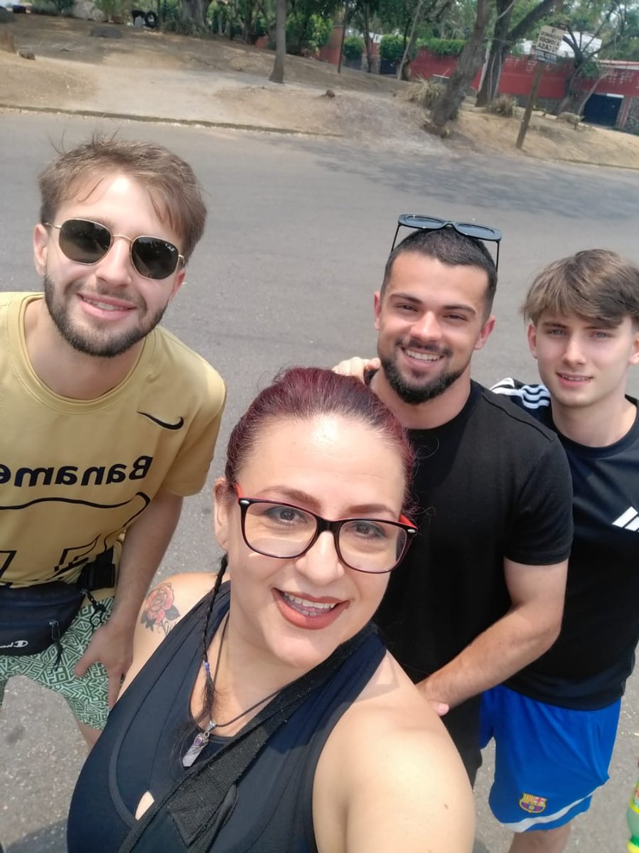 Karlacardo's tweet photo. ¡Los vecinos! La próxima los llevamos a Cancún, ¿No, @Hector498Sand ? @Aaronrv22_ @Jandromegi @Mini_Bartu @ivanlopezcoca @lasha7labadze @jorgeimolina01 @ivanlopezcoca @Jancocaa https://t.co/GlVkM3LIvC