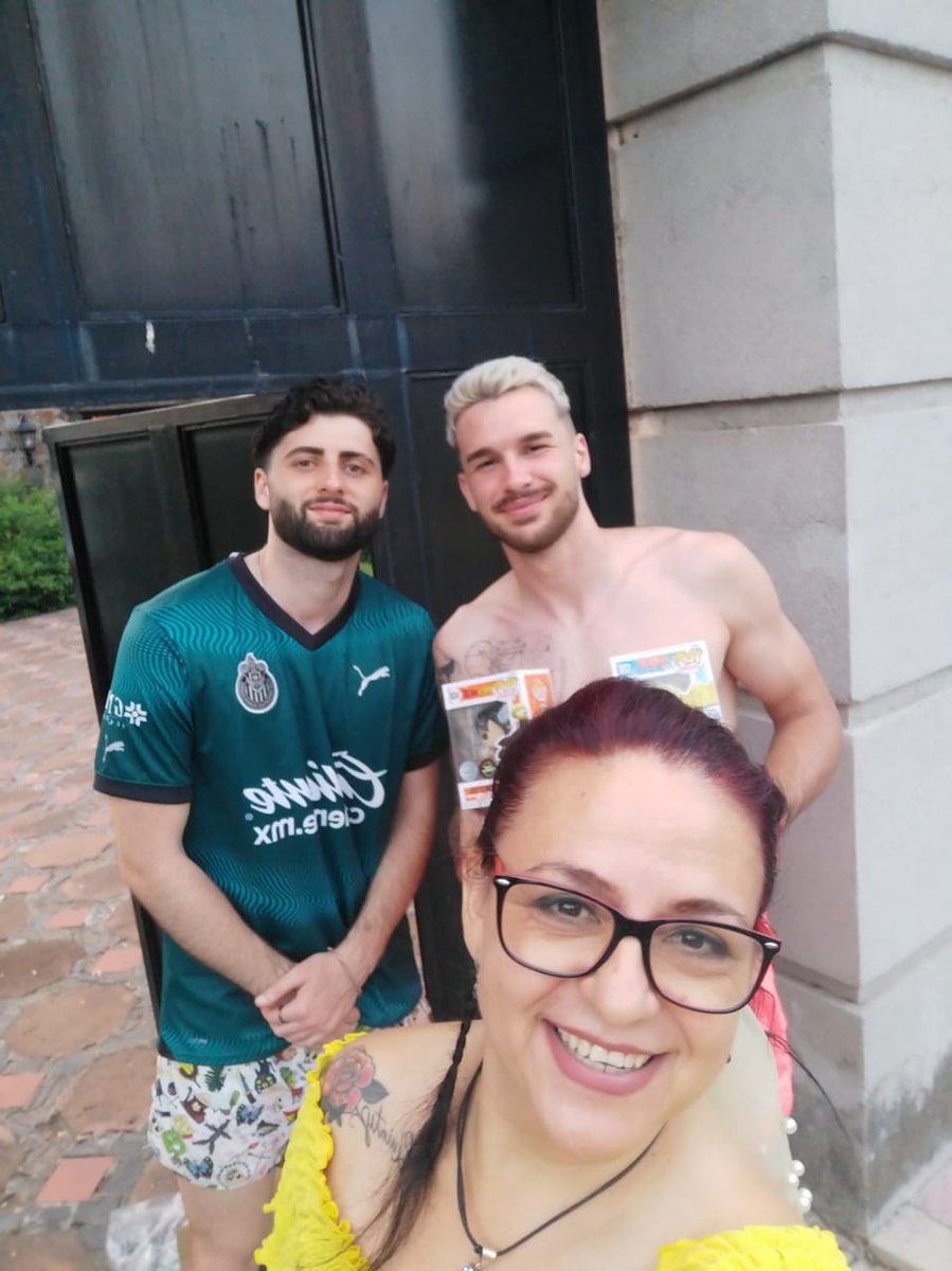 Karlacardo's tweet photo. ¡Los vecinos! La próxima los llevamos a Cancún, ¿No, @Hector498Sand ? @Aaronrv22_ @Jandromegi @Mini_Bartu @ivanlopezcoca @lasha7labadze @jorgeimolina01 @ivanlopezcoca @Jancocaa https://t.co/GlVkM3LIvC