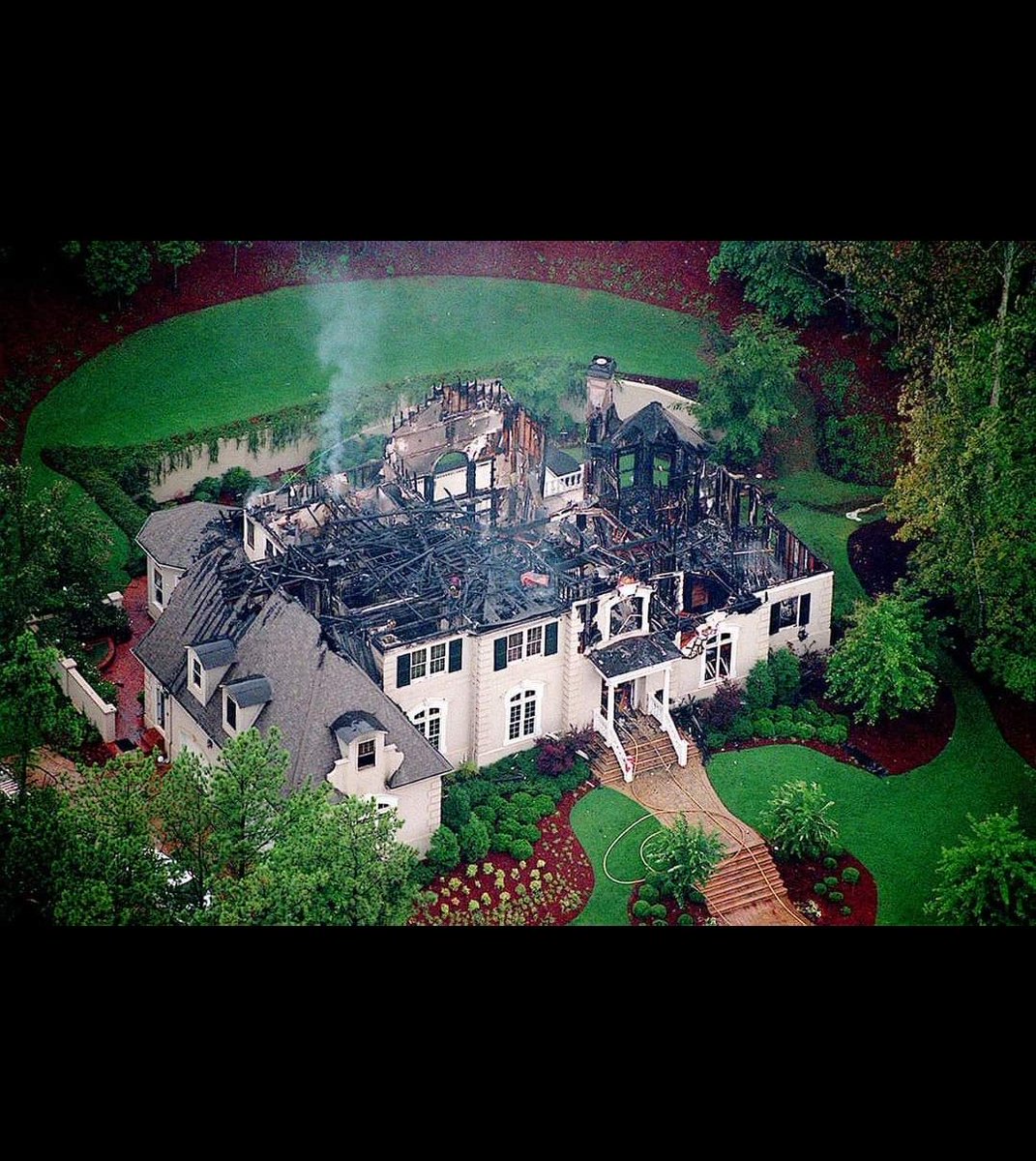 Bronxadelphia's tweet photo. 30 years ago on this very day, Lisa 'Left Eye' Lopes, set fire to the home she dubbed, "the house of evil." π€£πππΌπ₯π I don't condone her actions but she was being mistreated by that whole family. #LeftEye #TLC #CrazySexyCool #AndreRison https://t.co/bYA9flSZjX