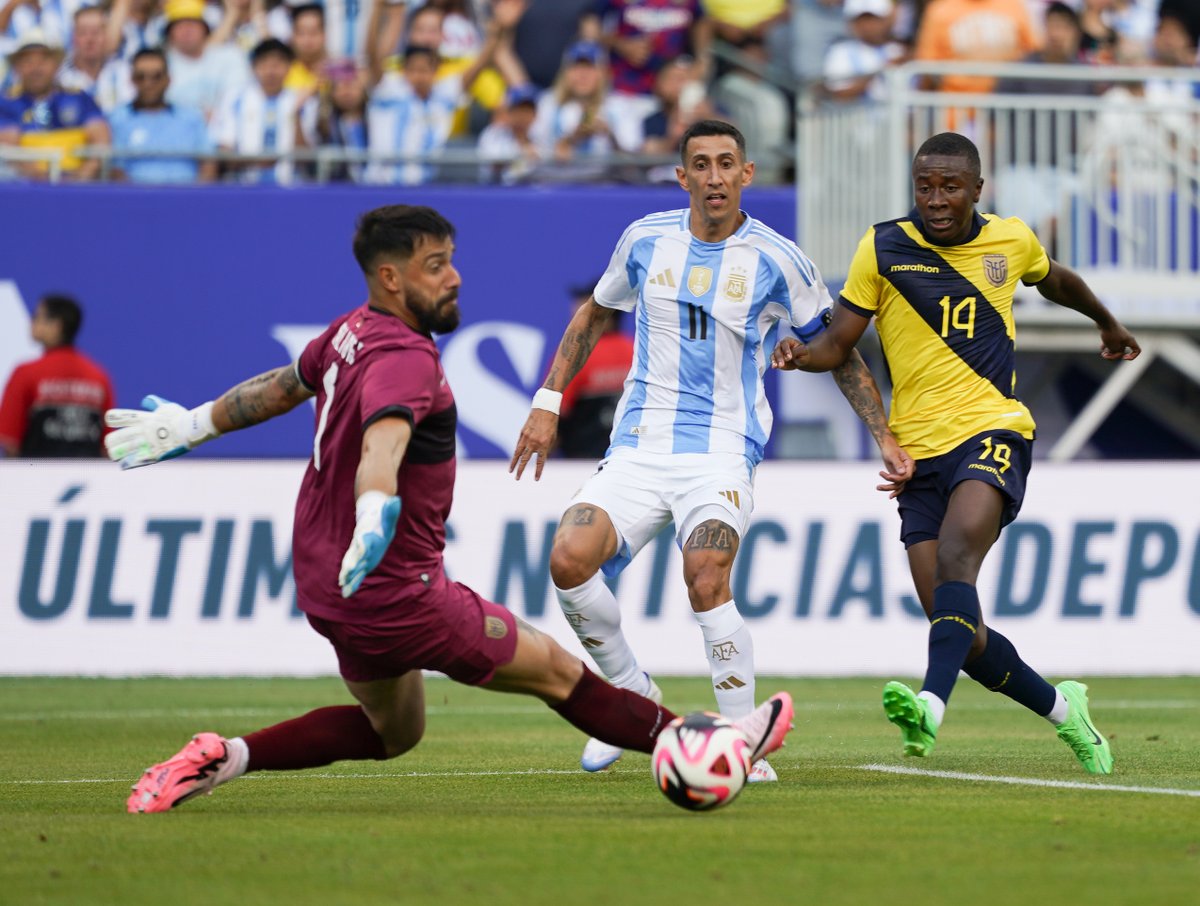 Argentina's tweet photo. 🏆 #SelecciónMayor 🎙️ Ángel Di María:  "Nunca pensé que Cuti (Romero) me la iba a dar, porque el enganche que metió fue terrible. Fue una victoria merecida". https://t.co/JnAbsRGpv1