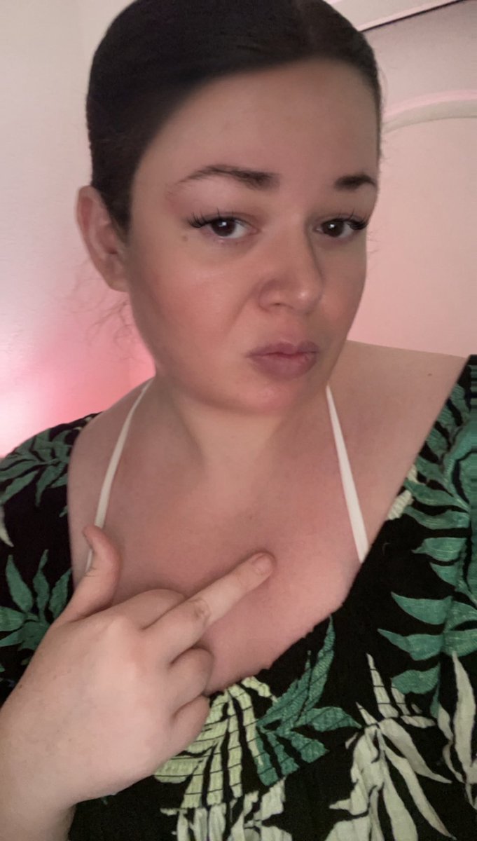 Dutchessk3's tweet photo. You never knew how hot 🔥 me flipping you off could be till i got you addicted to it 😈 https://t.co/mfST8a0OmT