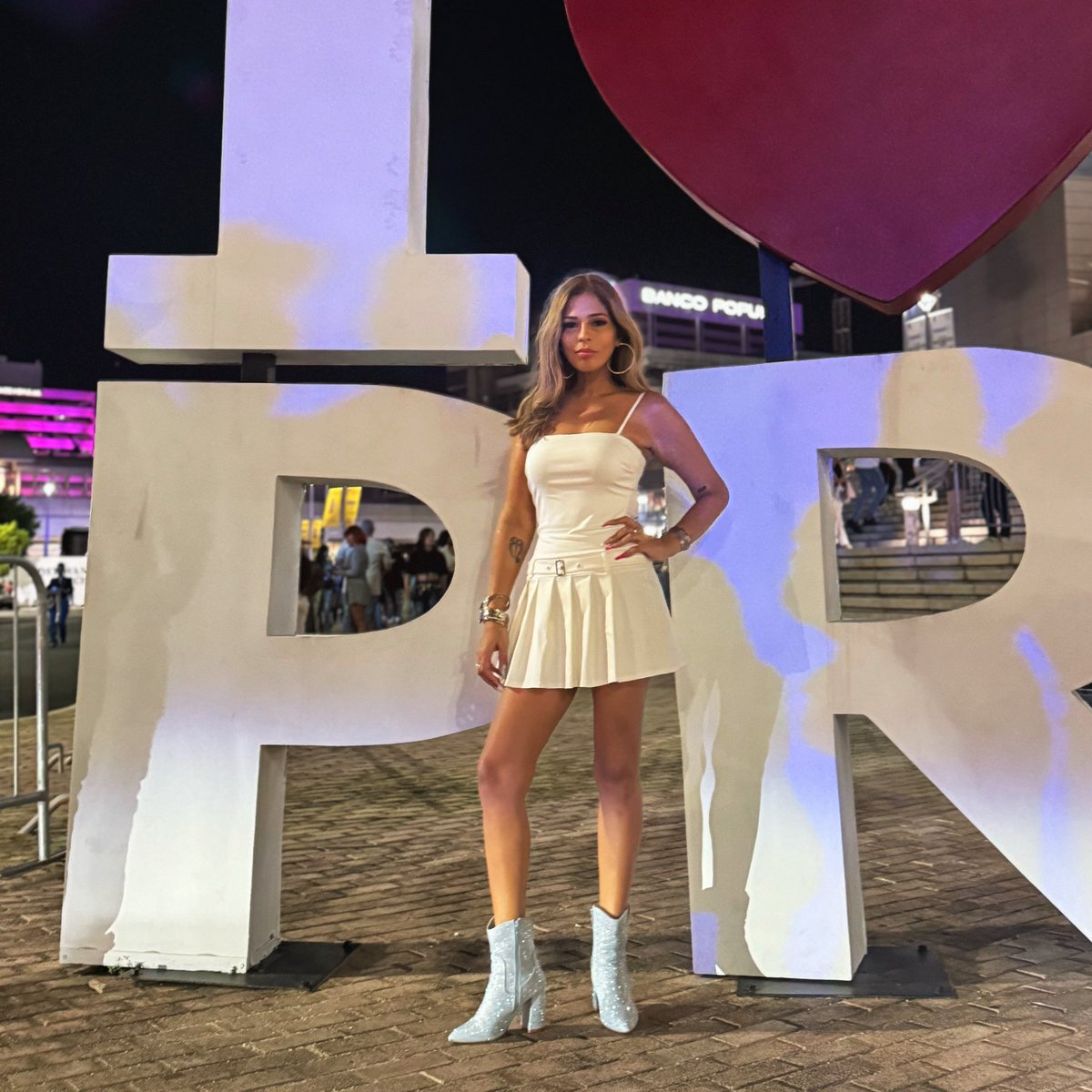 NYCDemonD1va's tweet photo. Porque la noche de anoche fue tan buena. Que la vuelvo a vivir hoy 😘 night two. Let’s get it!!! #BadBunny #MostWantedTour #NSLQVAPM #PuertoRico #AchoPR https://t.co/6Jal8LUQBx