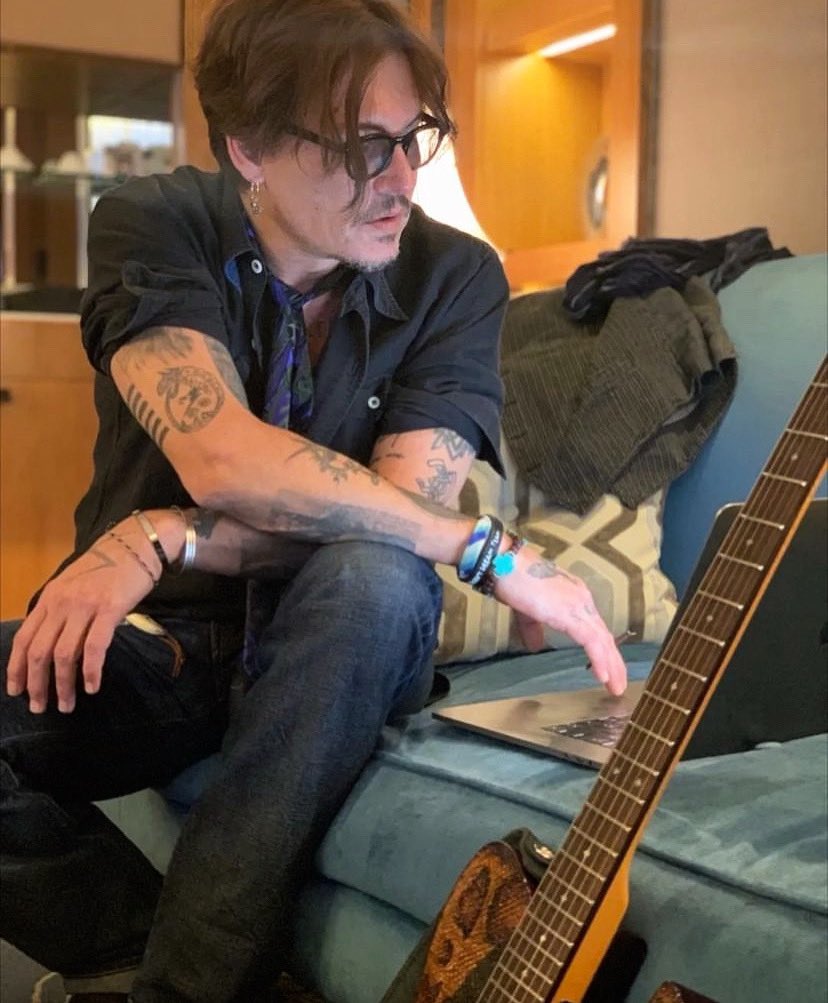 📸| Johnny Depp em seu aniversário de 61 anos. 

Foto compartilhada pelo seu amigo e advogado Adam Waldman.