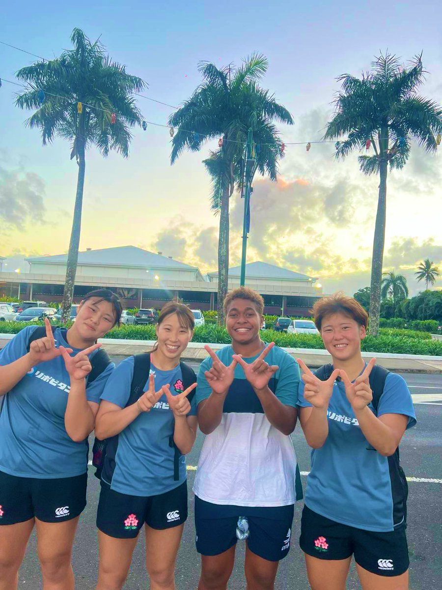 AMATERUS2020's tweet photo. 👑選手情報👑
現在 女子ラグビー15人制日本代表🇯🇵🏉(サクラフィフティーン🌸)としてフィジー遠征中のミハル、ナナ、サワが現地にてフィジー代表🇫🇯🏉のウナと合流🫶✨
お互い代表として対戦前のAMATERUS Girlsの集い👑最高じゃ〜ん❤️

#日本経済大学女子ラグビー部 https://t.co/P79FoDg5AV