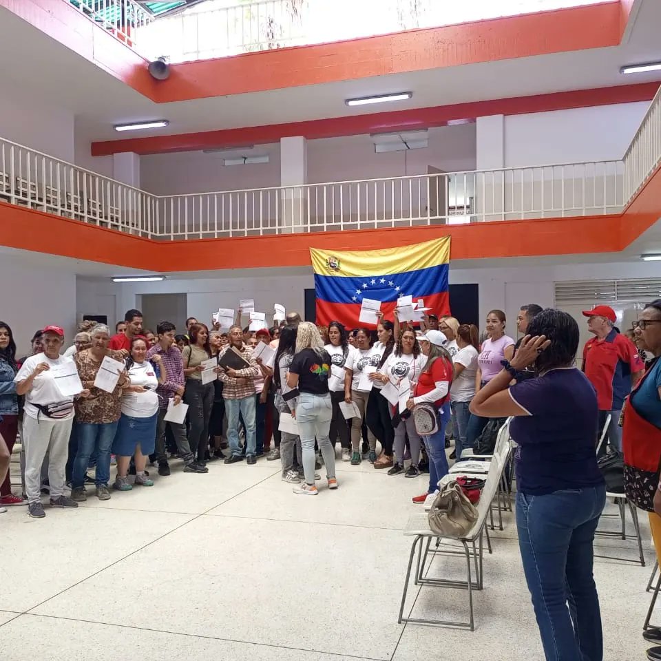 FundaproalO's tweet photo. Nuestras cocineras de la patria en el sancocho 1x10, siguiendo instrucciones de nuestro presidente @NicolasMaduro ¡Victoria segura!.🫶💪
@nicolasmaduro
@delcyrodriguezv
@MinAlimenVen
@lealtelleria
@MelendezPedro86
#Fundaproal #BienestarSocial #1x10victoriaperfecta 🇻🇪🏡 https://t.co/9A0EroIZmB