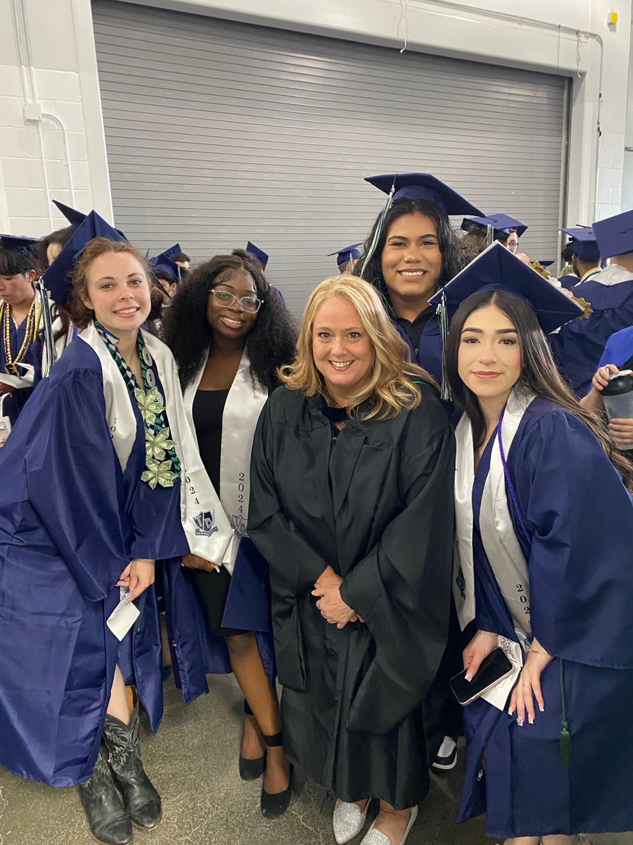 FWPS210's tweet photo. Congratulations, TBHS Class of 2024! 🎓 Your future is bright! #TitanGrad #Classof2024 @TBTitans. Watch the graduation livestream at https://t.co/6TAGlRcx88 https://t.co/dBb3OkCQnI