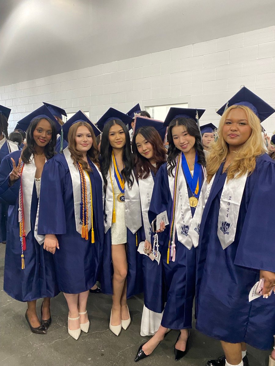 FWPS210's tweet photo. Congratulations, TBHS Class of 2024! 🎓 Your future is bright! #TitanGrad #Classof2024 @TBTitans. Watch the graduation livestream at https://t.co/6TAGlRcx88 https://t.co/dBb3OkCQnI