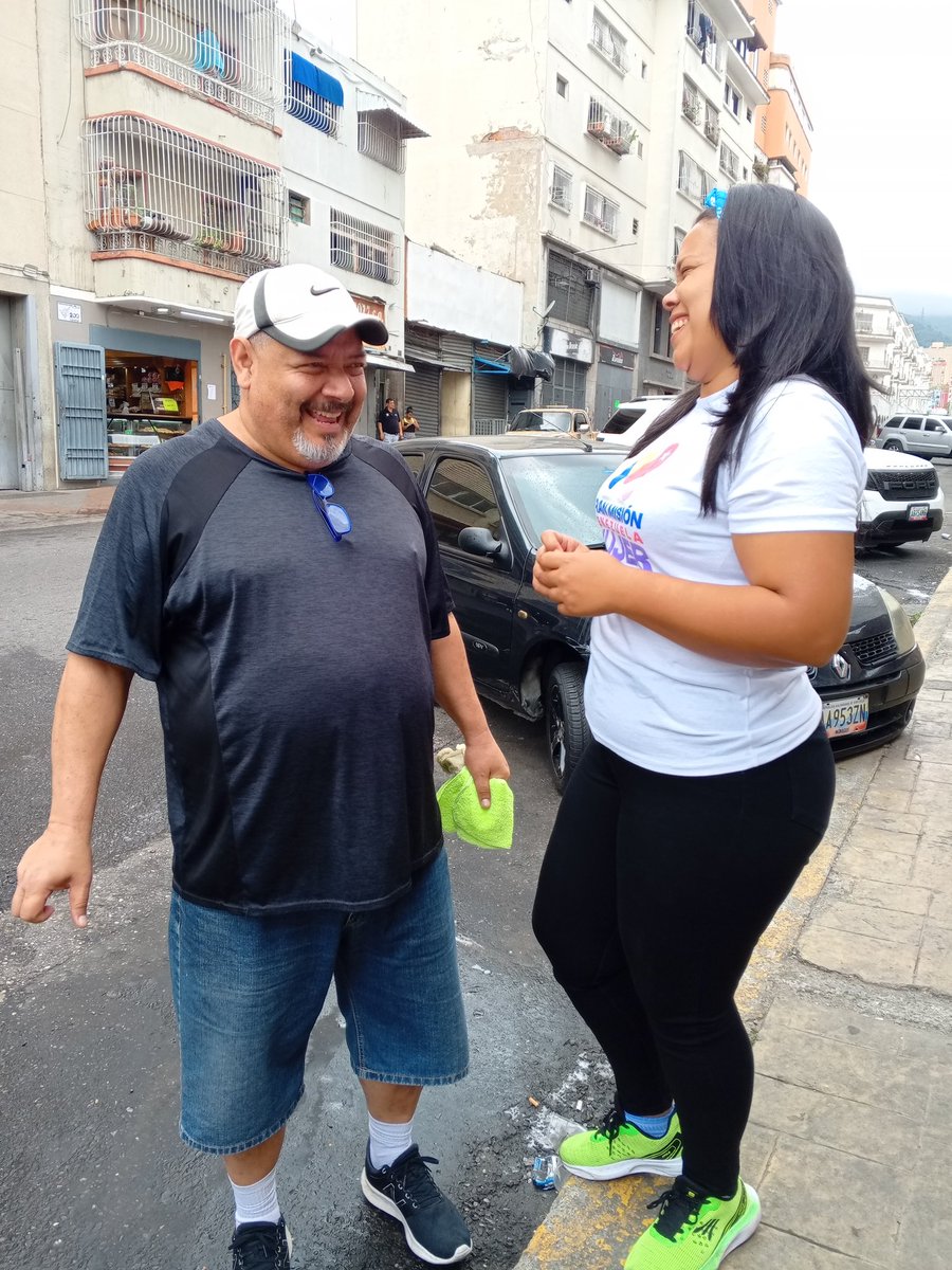 YazminPsuv's tweet photo. Siguiendo lineamientos de nuestro @PartidoPSUV visita casa por casa a los integrantes de mi #1x10VictoriaPerfecta para garantizar la victoria este próximo 28J
@NicolasMaduro @SanJuanPSUV https://t.co/B5oMxSSxnb