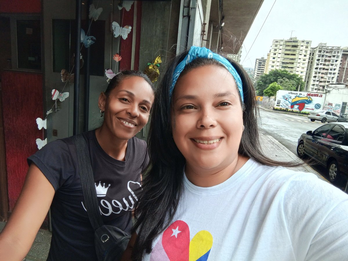 YazminPsuv's tweet photo. Siguiendo lineamientos de nuestro @PartidoPSUV visita casa por casa a los integrantes de mi #1x10VictoriaPerfecta para garantizar la victoria este próximo 28J
@NicolasMaduro @SanJuanPSUV https://t.co/B5oMxSSxnb