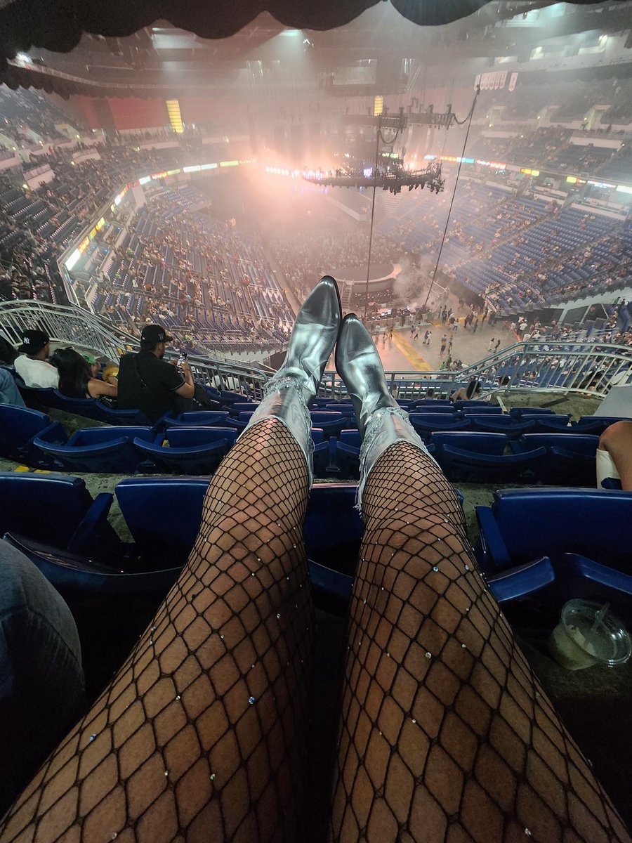 curlygalinvest's tweet photo. It's PR, we all know #Benito not gonna start till late.. & ppl gonna arrive late too🤪 #MostWantedTour #BadBunny #NSLQVAPM #PuertoRico #AchoPR https://t.co/LH5AiAryMT